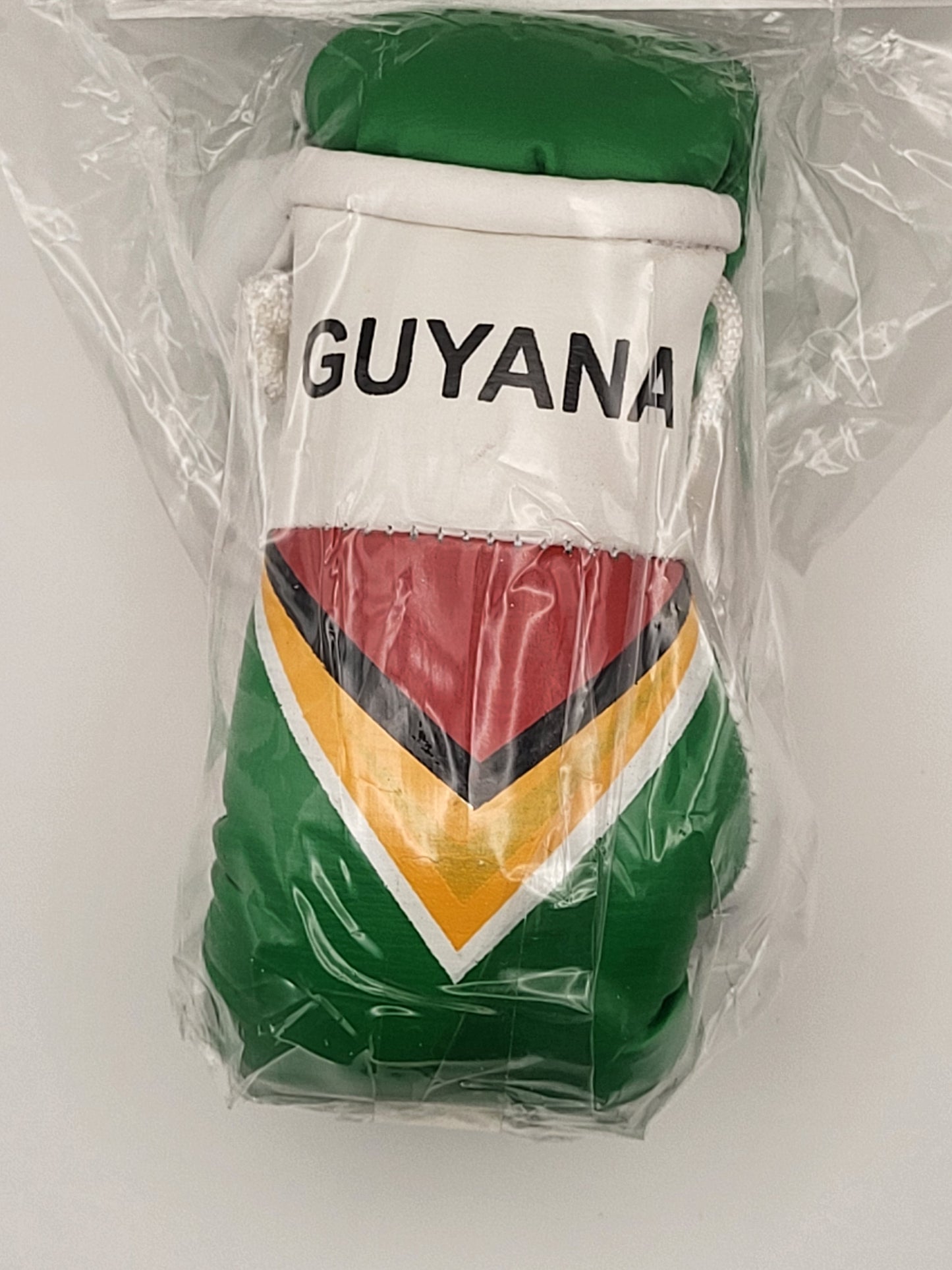 Mini guantes de boxeo con banderas de países colgando