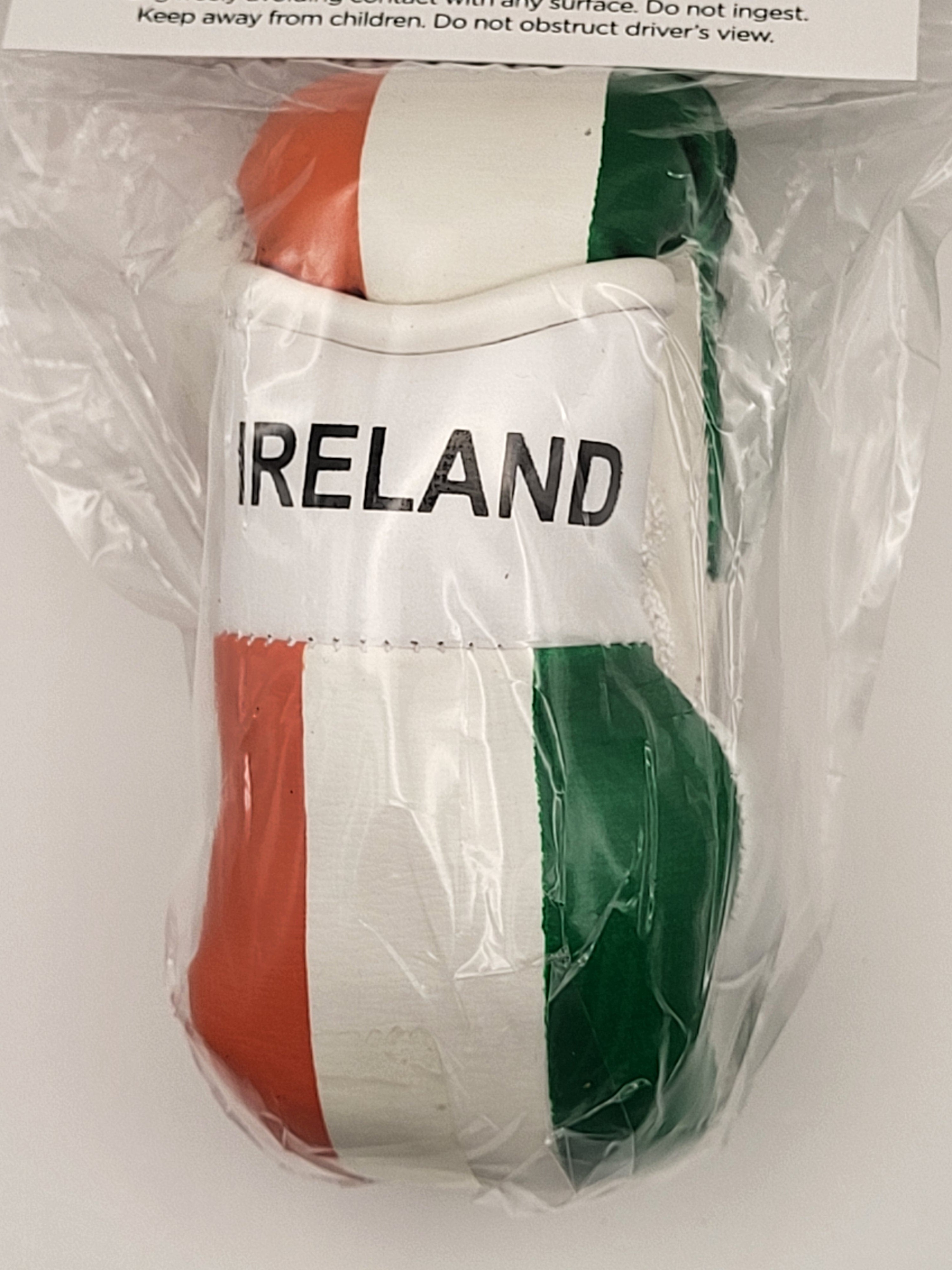 Mini guantes de boxeo con banderas de países colgando