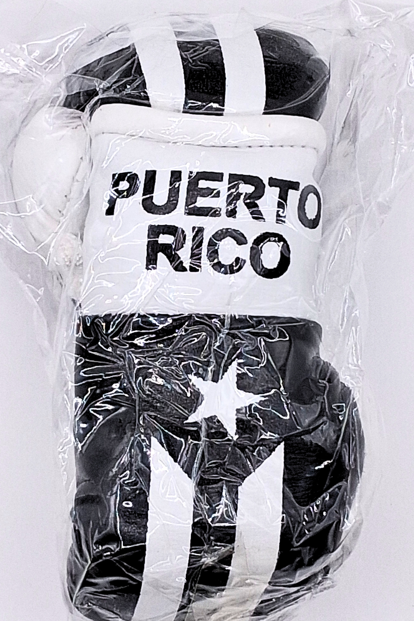 Mini guantes de boxeo con banderas de países colgando