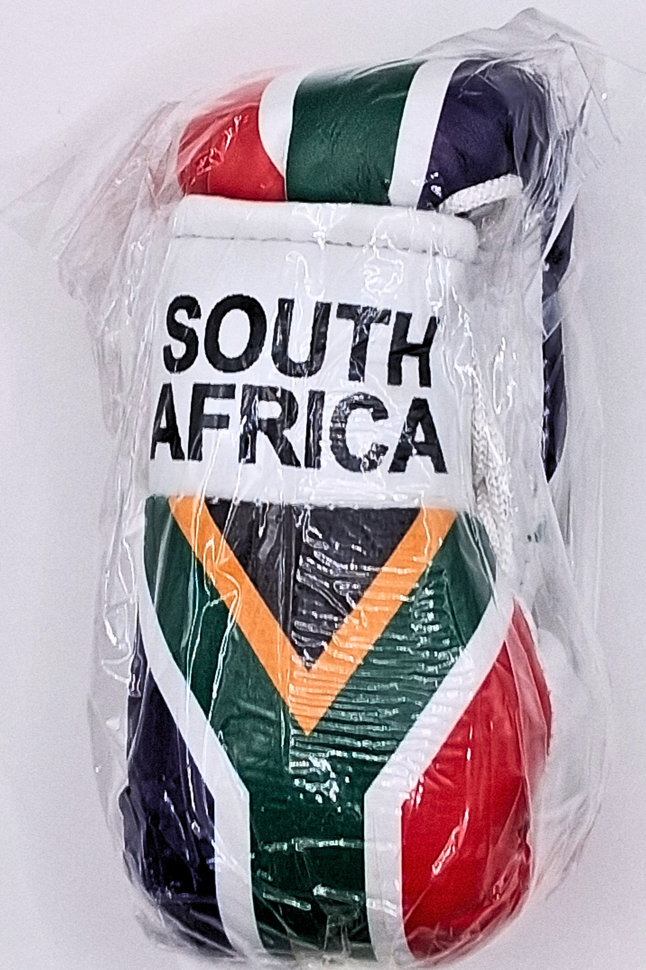 Mini guantes de boxeo con banderas de países colgando