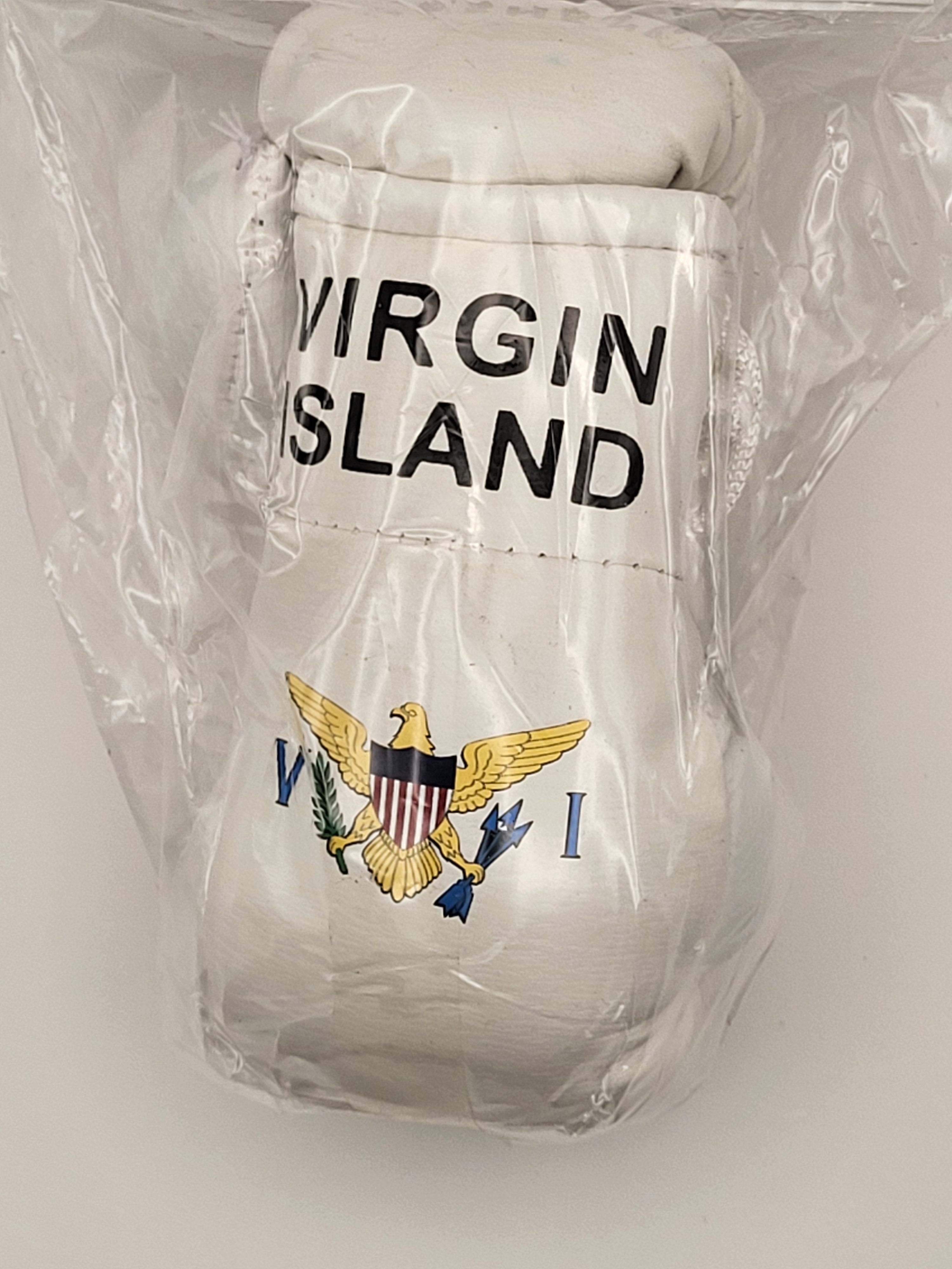 Mini guantes de boxeo con banderas de países colgando