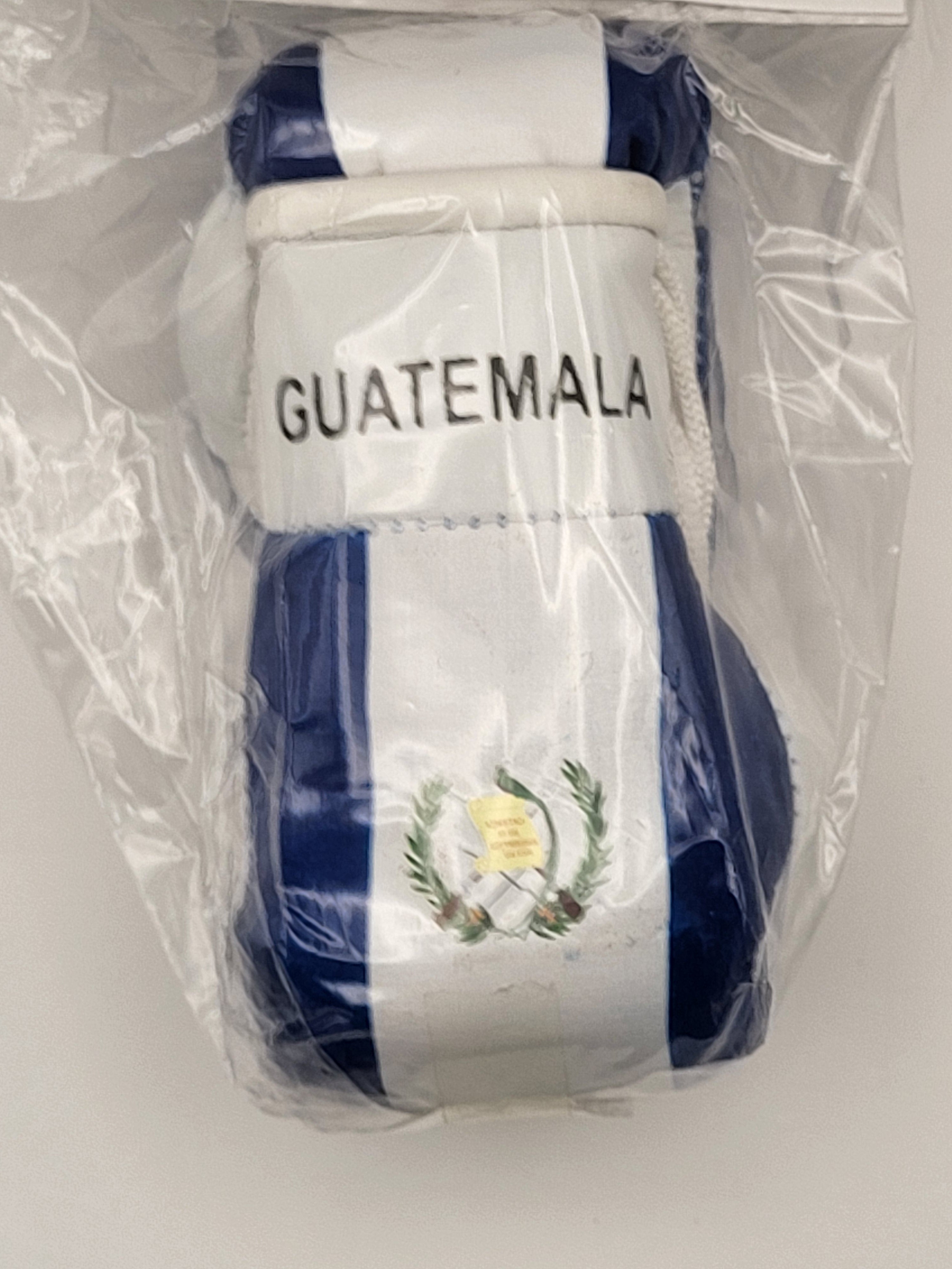 Mini guantes de boxeo con banderas de países colgando