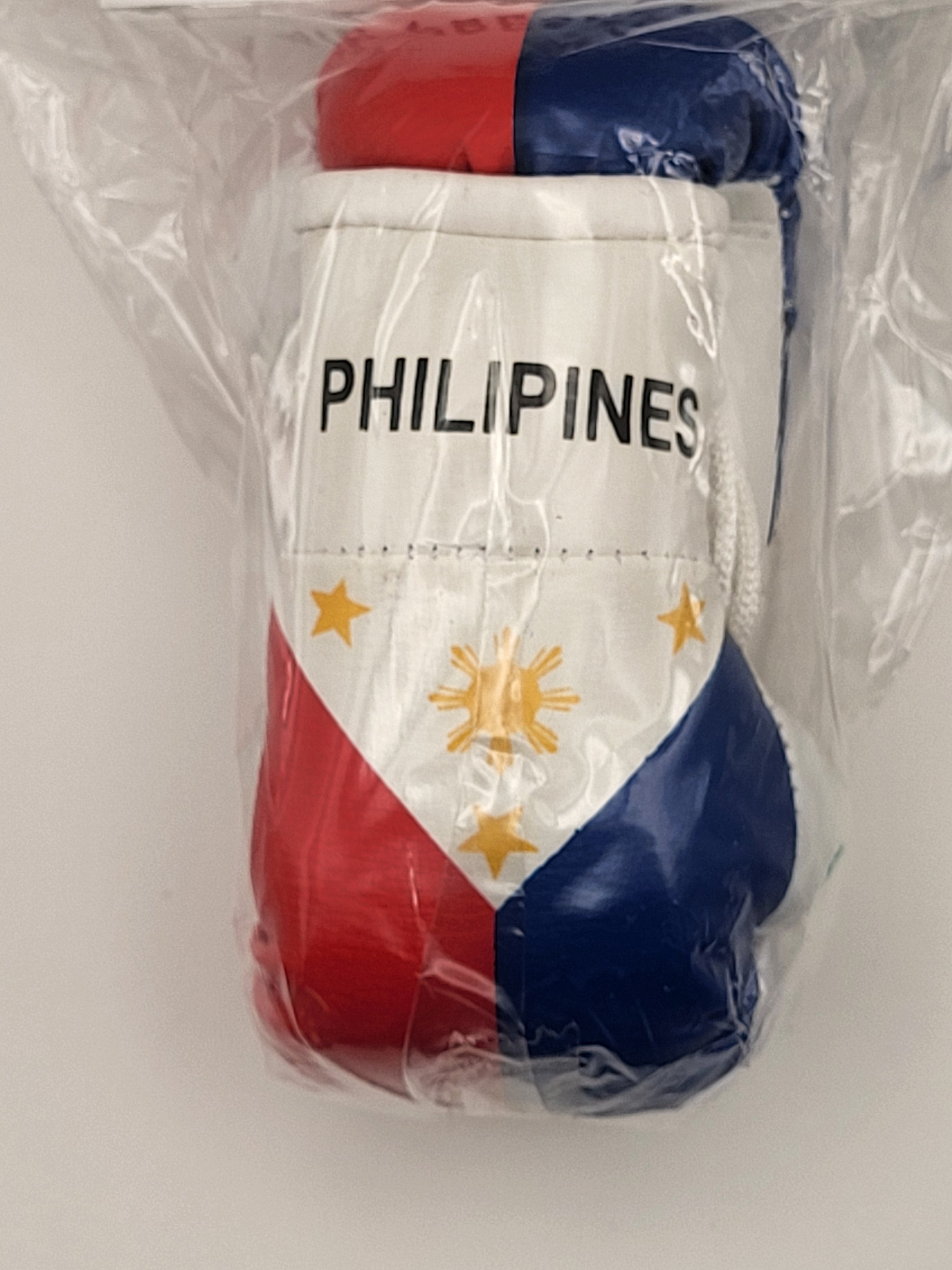 Mini guantes de boxeo con banderas de países colgando