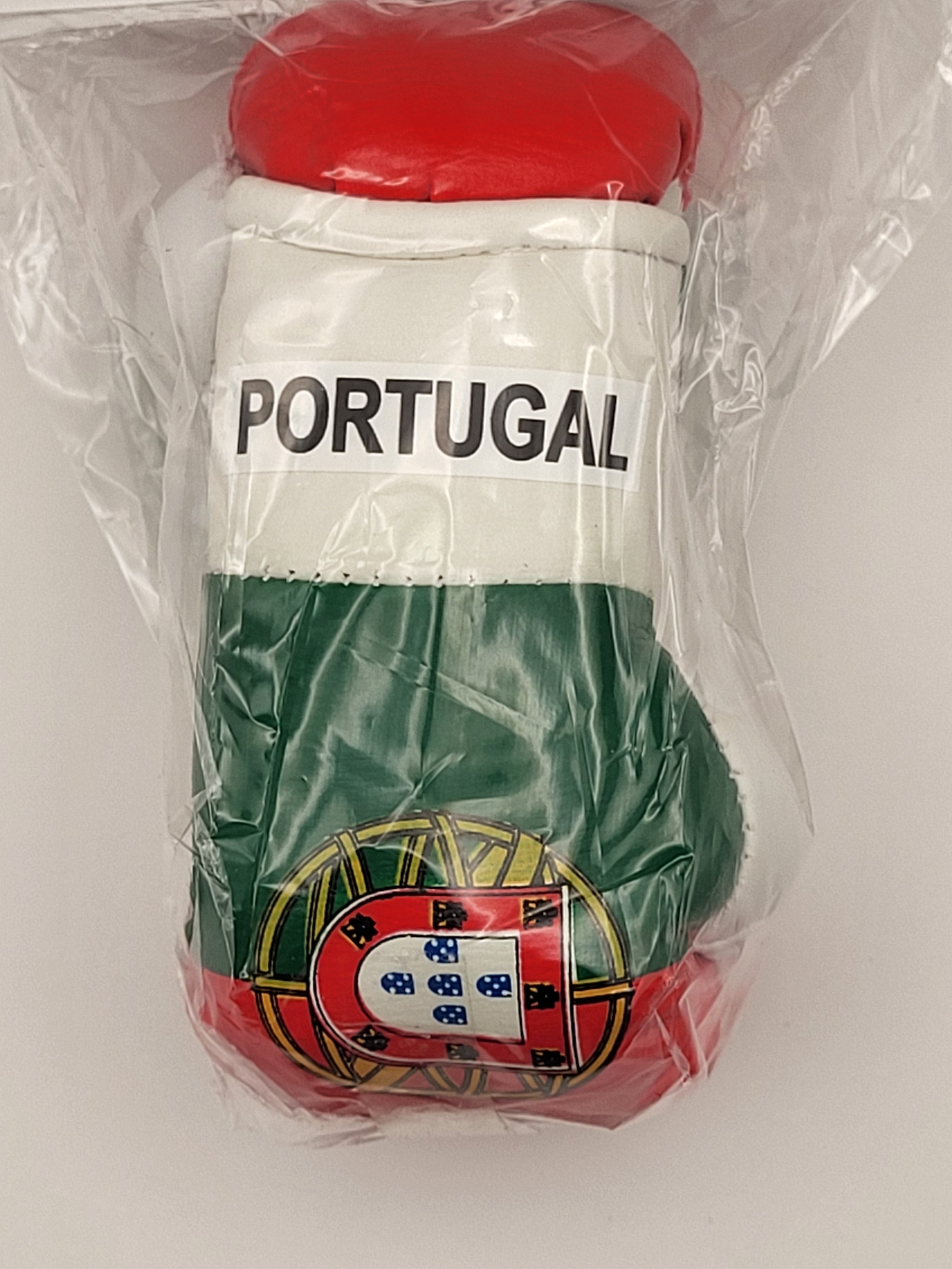 Mini guantes de boxeo con banderas de países colgando