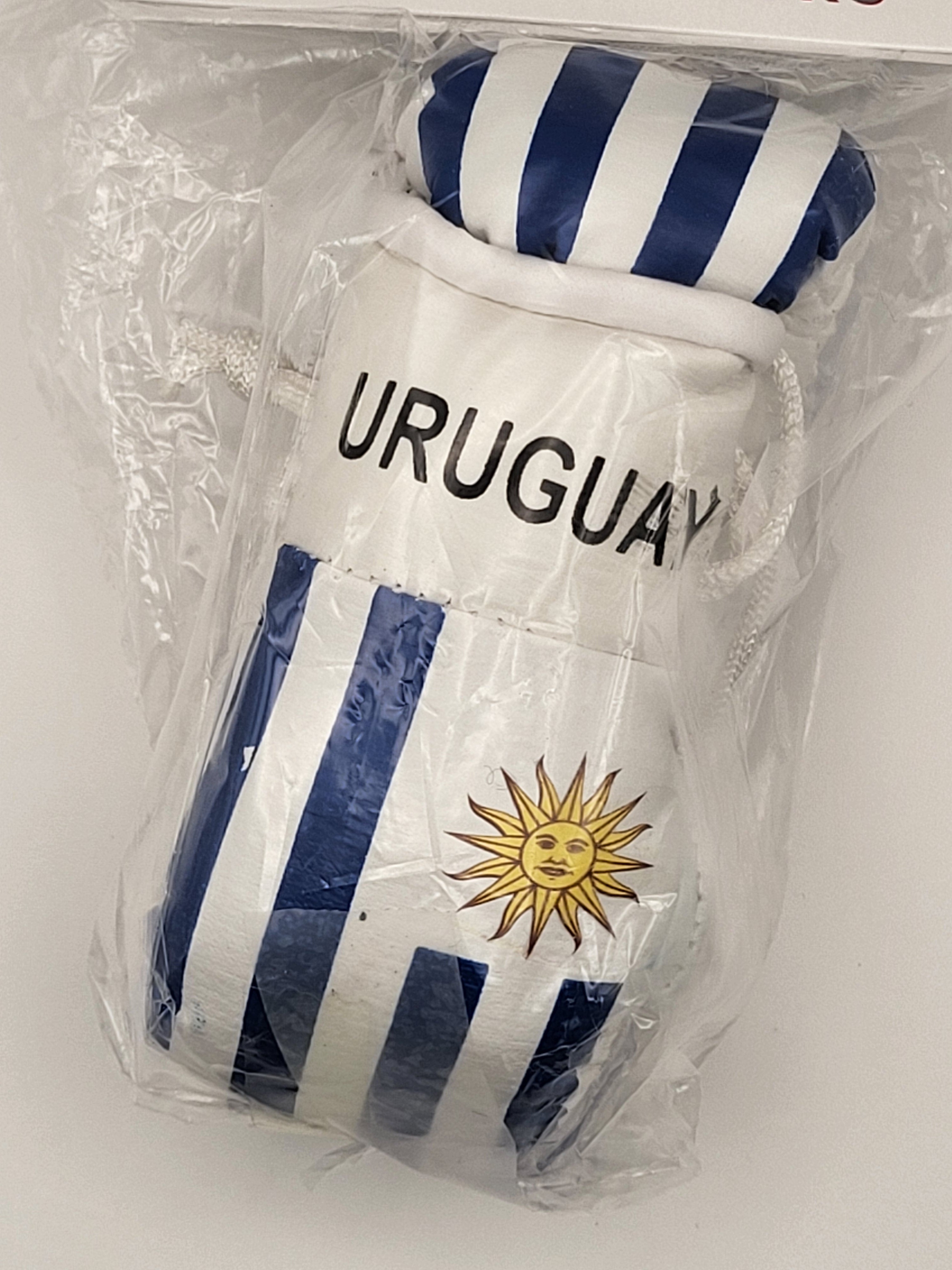 Mini guantes de boxeo con banderas de países colgando