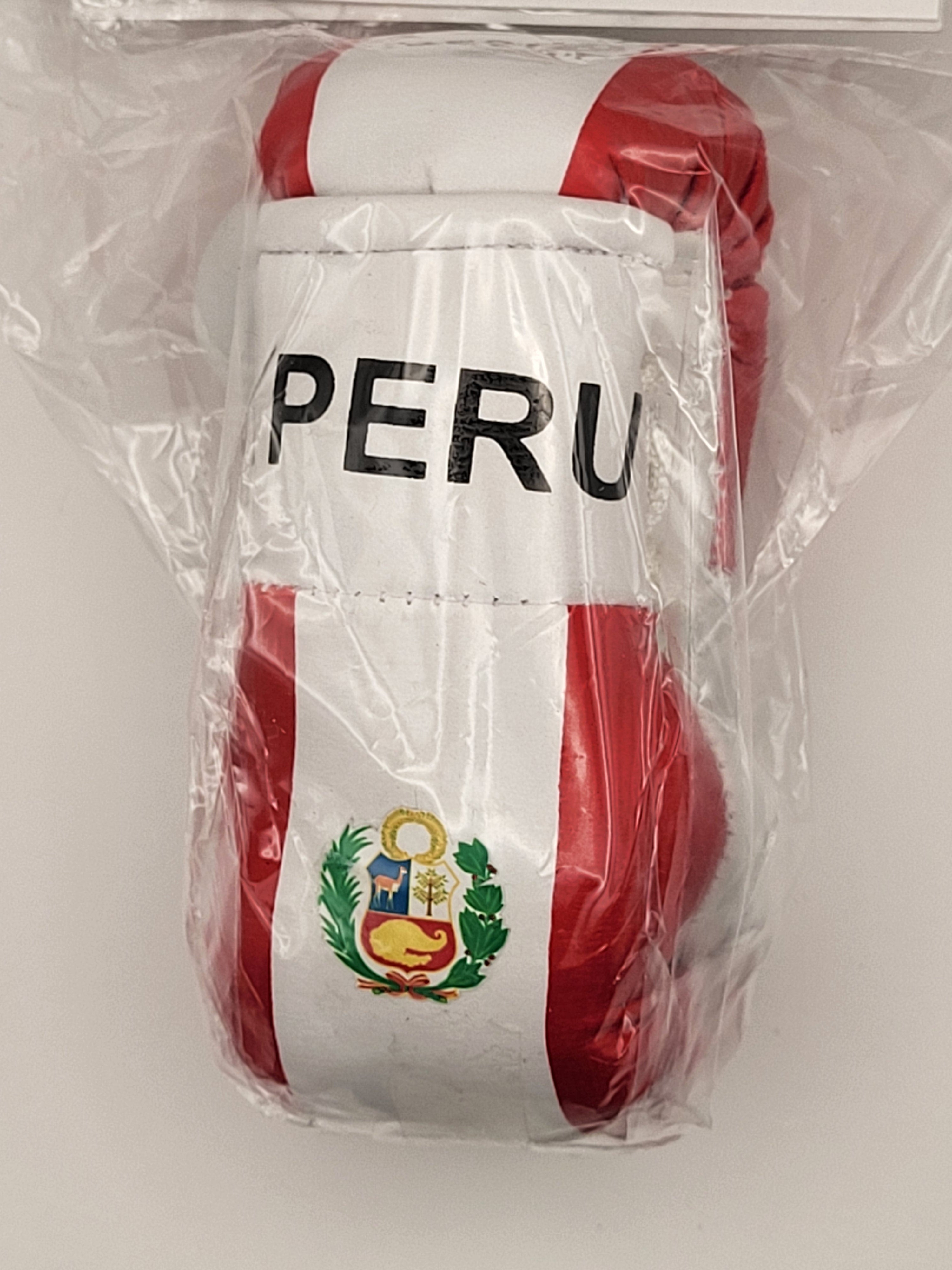 Mini guantes de boxeo con banderas de países colgando