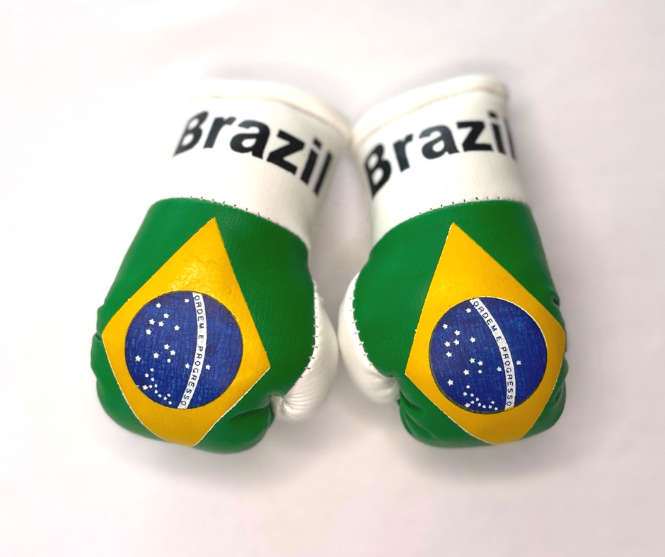 Mini guantes de boxeo con banderas de países colgando